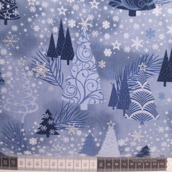 Patchwork stof jul, blå med juletræer og sølv stjerner snefnug