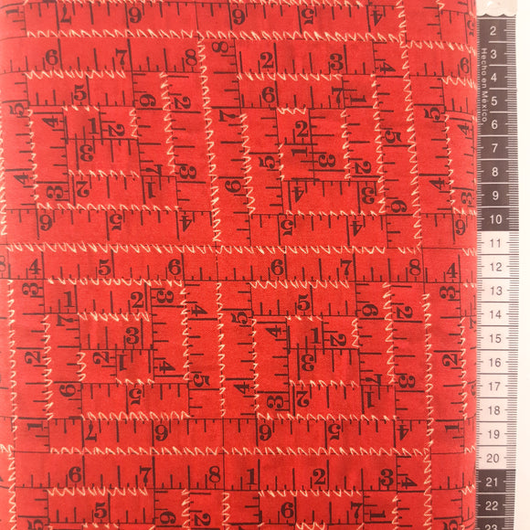 Patchwork stof rød bund motiv med målebånd