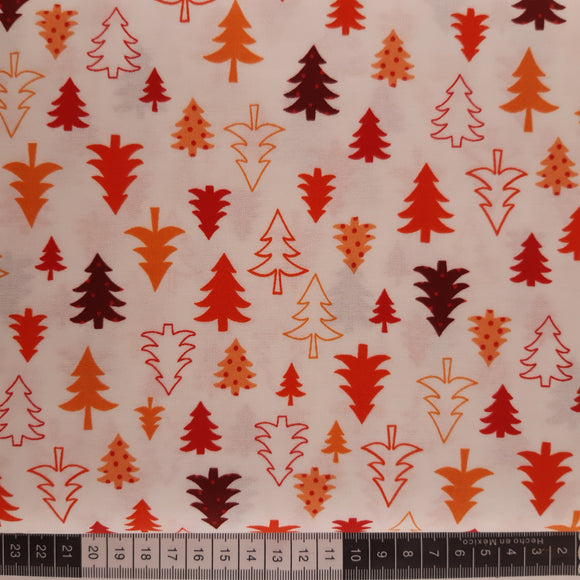 Patchwork stof, hvid med juletræer i bordeaux, rød og orange