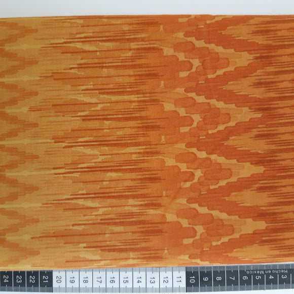 Patchwork stof,  mønster med farveskift fra mørk bordeaux til lys orange