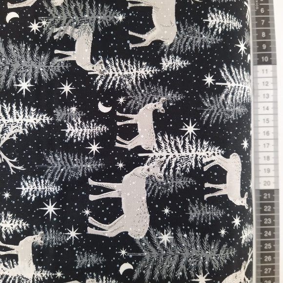 Patchwork stof, sort bund med grå hjorte og juletræer.
