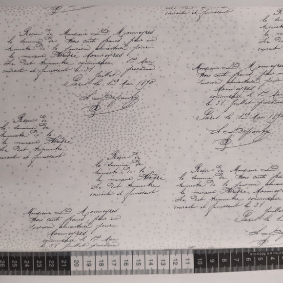 Patchwork stof, hvid bund med lille mørkegrå tekst og små sølv prikker.