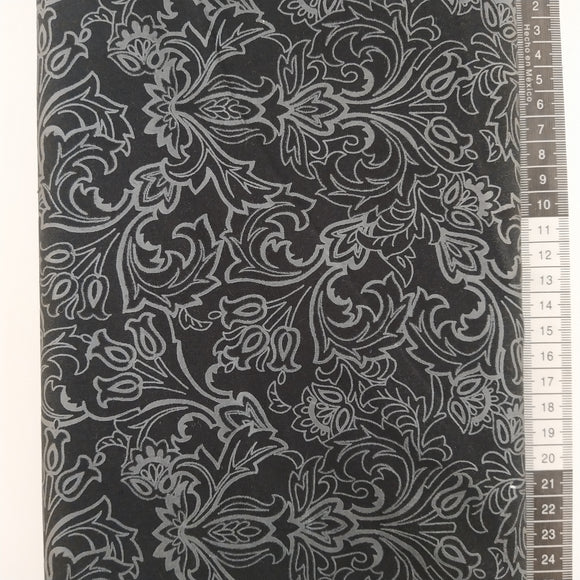 Patchwork stof, sort bund stor mønstret med blomster og blade, meget dekorativ.