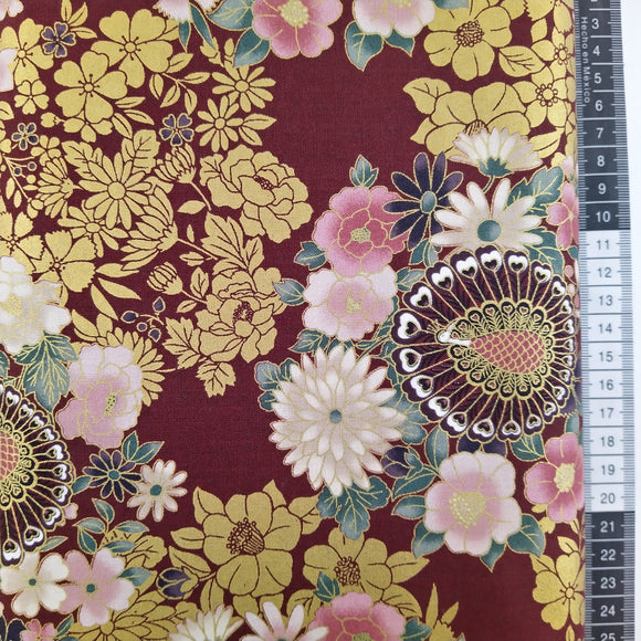 Patchwork stof, bordeaux bund med japansk inspireret motiv med store flotte blomster i lyserøde og guld farver samt smukke påfugle.