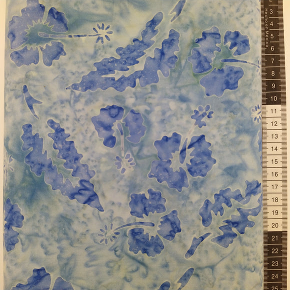 Patchwork stof, lyseblå meleret bund med store flotte blå blomster og blade.