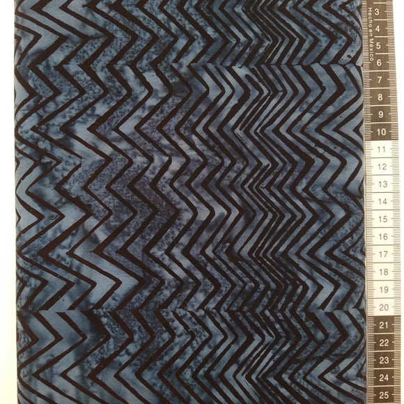 Patchwork stof, sort bund med store siksak mønster i støvede blå farver.