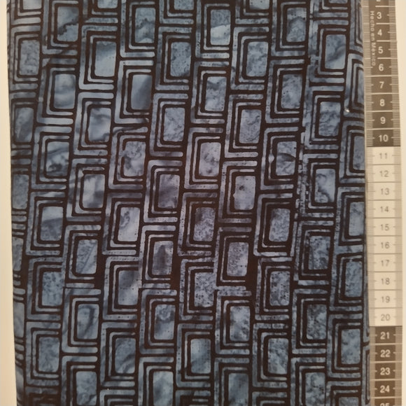 Patchwork stof, mørk støvet blå/grå med små mønstret grafisk mønster af sorte firkante