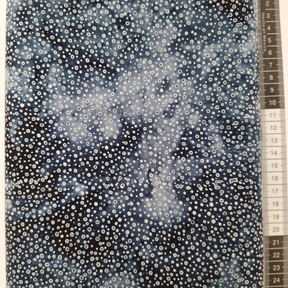 Patchwork stof, mørkeblå meleret bund med småt mønstret design med små prikker.