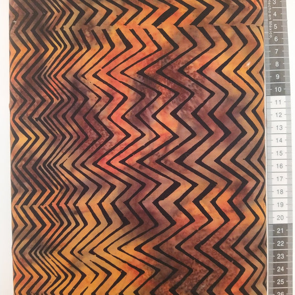 Patchwork stof, varme orange og brune farver meleret bund med store sorte zigzag