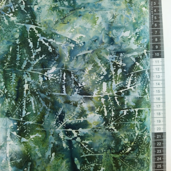 Patchwork stof, flotte grangrene som er trykt på en meleret bund med forskellige grønne og blå farver.