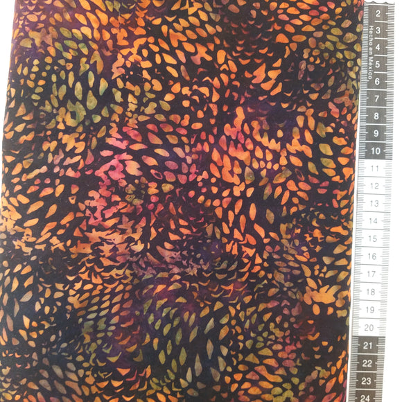 Patchwork stof, flotte efterårsfarver mørk lilla bund meleret med orange/gule blade