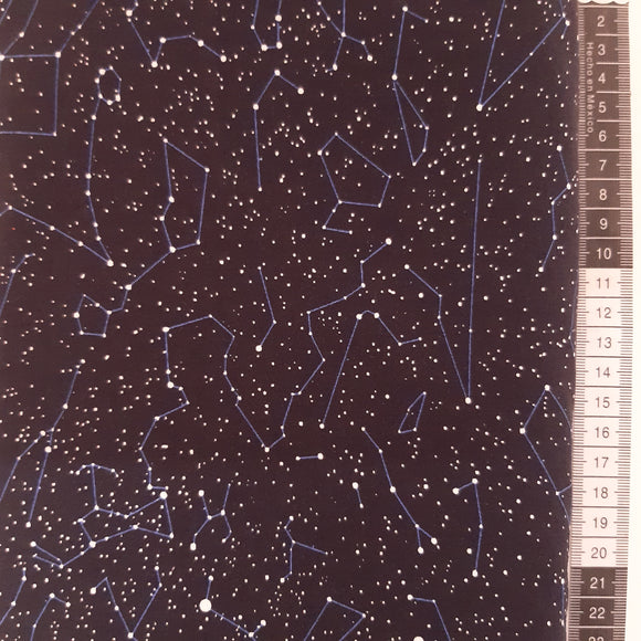 Patchwork stof, mørkeblå nattehimmel med stjernetegn og mælkevej.