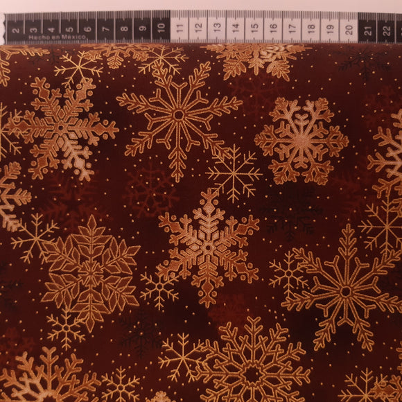 Patchwork stof jul, brun meleret med med guld drys, snefnug og iskrystaller