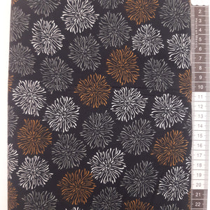 Patchwork stof, sort med grå, hvide og brune blomster.