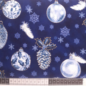Patchwork stof, mørkeblå meleret og julekugler med guld