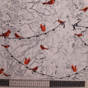 Patchwork stof jul, hvid og grå med røde fugle på lys-gurilande