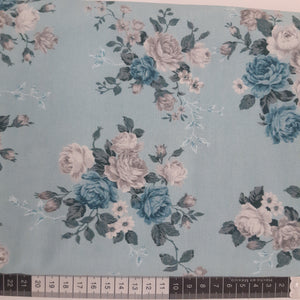 Patchwork stof, lys turkis blå  med blomsterbuketter