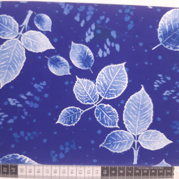 Patchwork stof, koboltblå med lyse blade