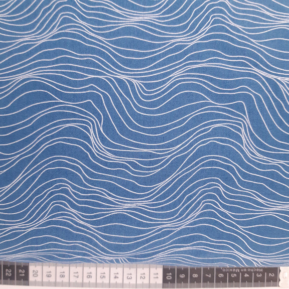 Patchwork stof, blå med streger der bølger op og ned