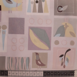 Patchwork stof, lys grå pastel farver og med firkanter og fugle mm.