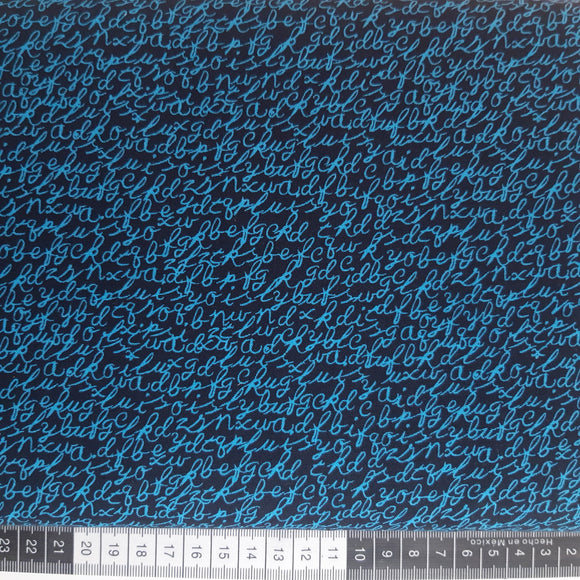 Patchwork stof, sort med blåturkis bogstaver og tekst.