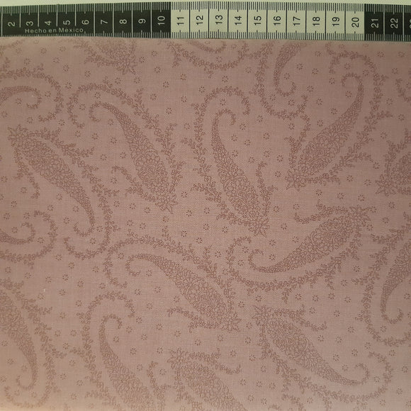 Patchwork stof, lilla med elegant sjals mønster.