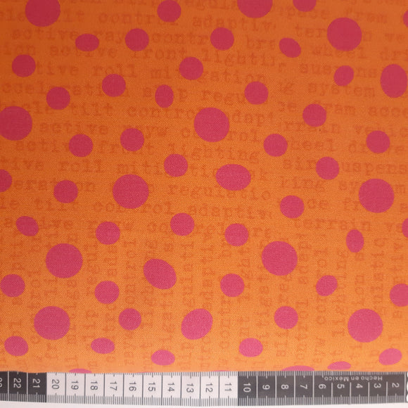 Patchwork stof, orange med tekst og pink bobler.