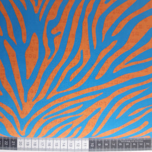 Patchwork stof, orange og blå zebra striber.