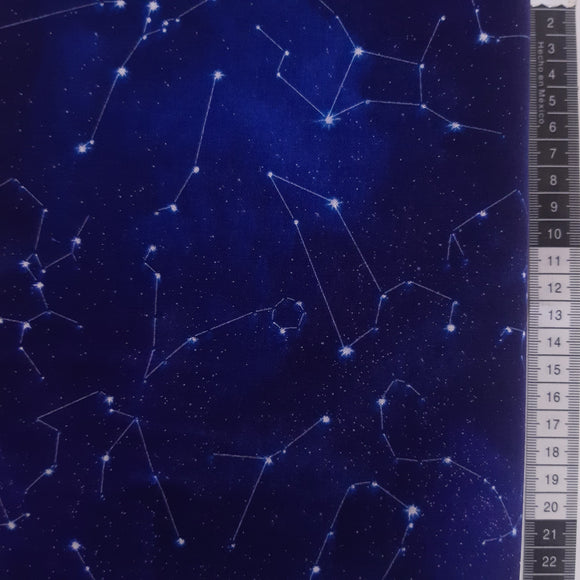 Patchwork stof, marineblå nattehimmel med stjernetegn og mælkevej.