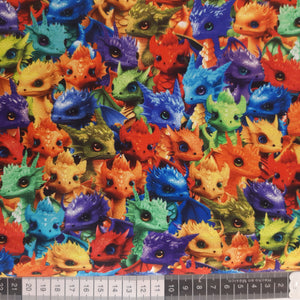 Patchwork stof, multifarvede søde baby dinosaurer / drager overalt.