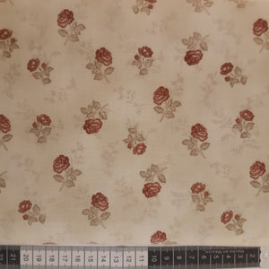 Patchwork stof,  råhvid med gammelrosa roser på stilk.