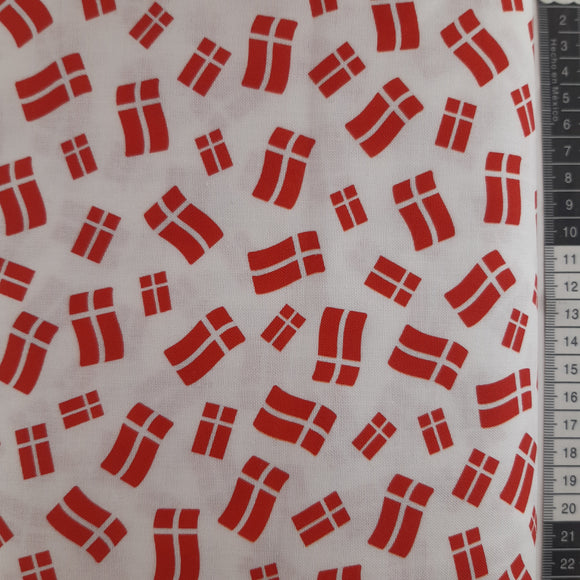 Patchwork stof med hvid bund og små Danebrog flag.