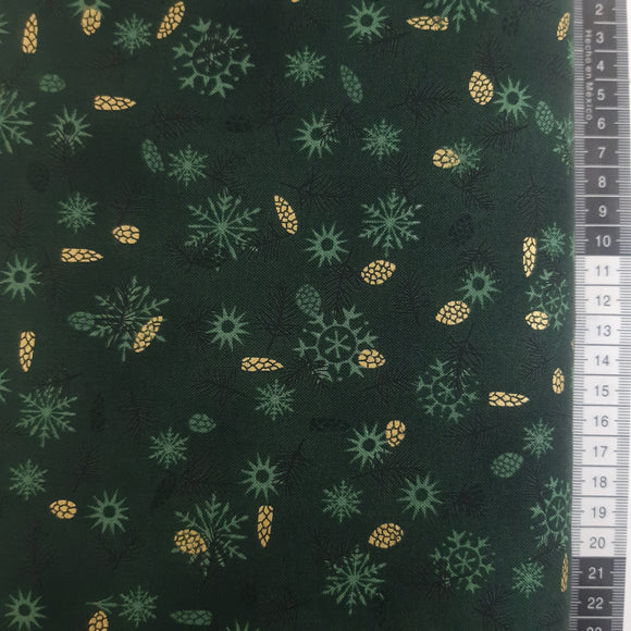 Patchwork stof jul, grøn meleret, snefnug, iskrystaller og guld grankogler.