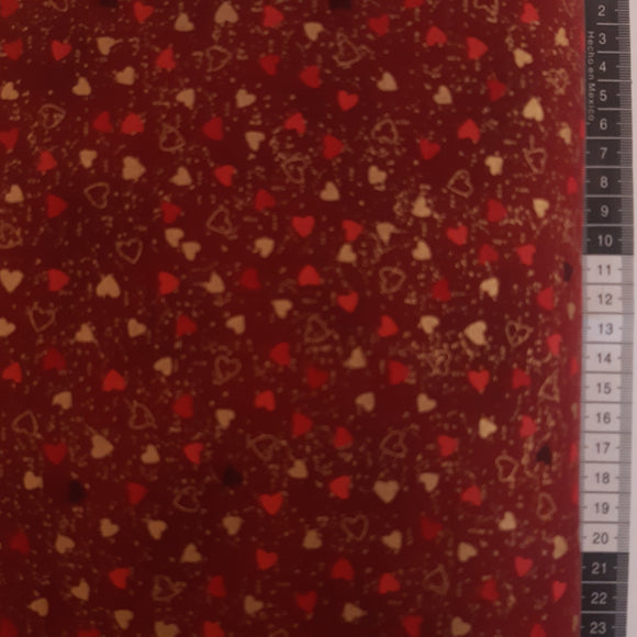 Patchwork stof jul, rød meleret med guld hjerter og drys.