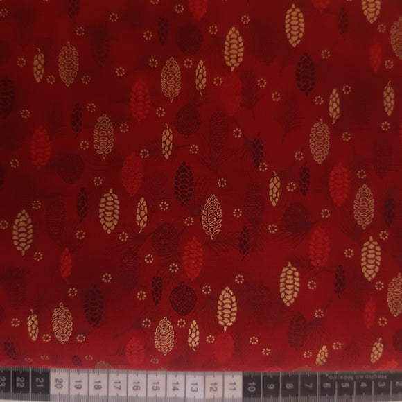 Patchwork stof jul, rød meleret med guld gran kogler.