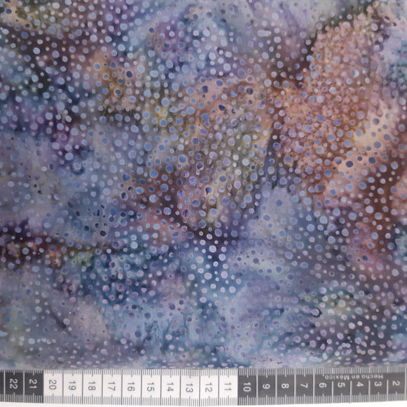 Patchwork stof, blå og lilla meleret med små uens prikker dots.
