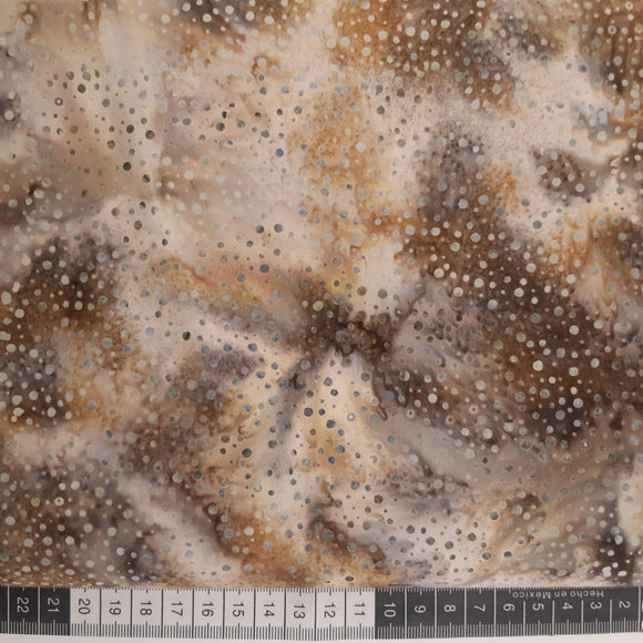 Patchwork stof, brun beige meleret med små uens prikker dots.