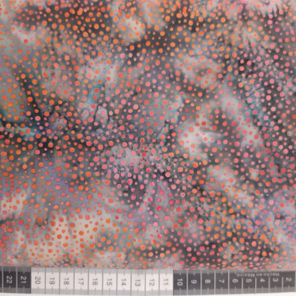 Patchwork stof, støvet blå/lilla meleret med små uens røde prikker.