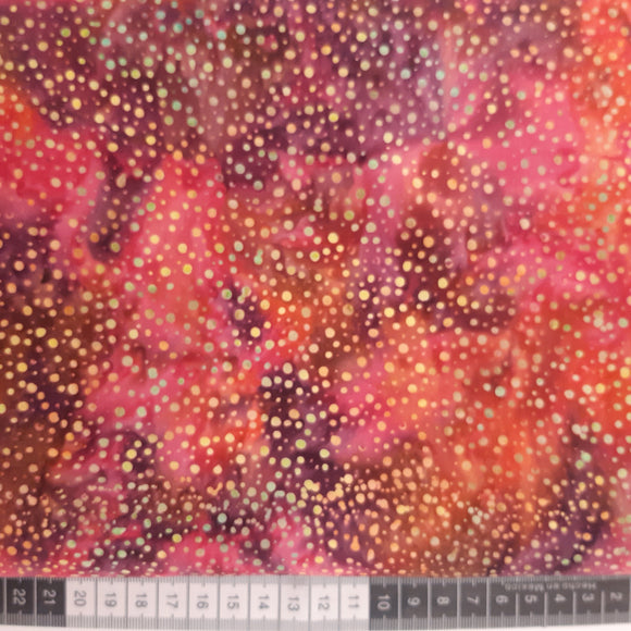 Patchwork stof, rød lillla  meleret med små uens orange prikker, dots.