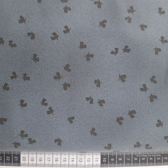 Patchwork stof, grå med små sorte natsværmere.