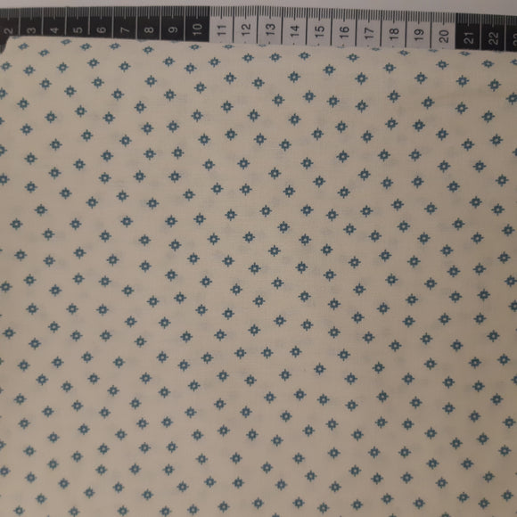 Patchwork stof, råhvid med små blå figurer.