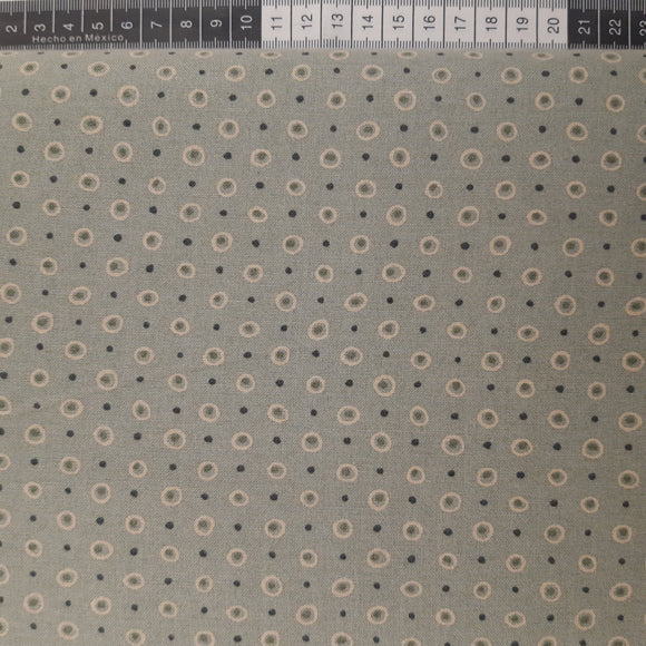 Patchwork stof, støvet blå/grøn med små prikker og cirkler.