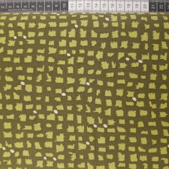 Patchwork stof, oliven grøn med små uens figurer.