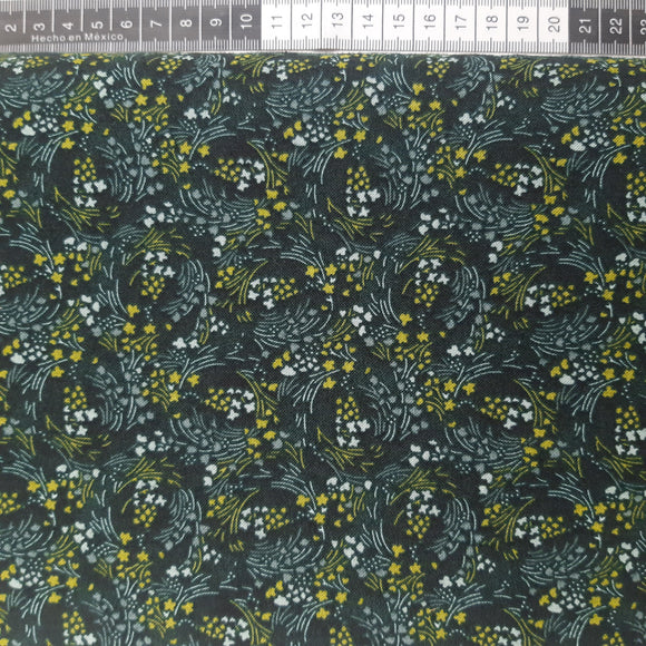 Patchwork stof,  mørk grøn med reder af grene og blomster.