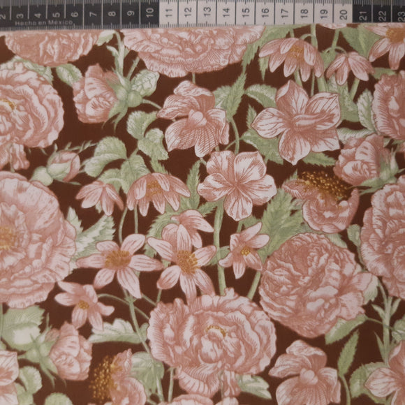 Patchwork stof, brun med gammel rosa blomster og grønne blade.