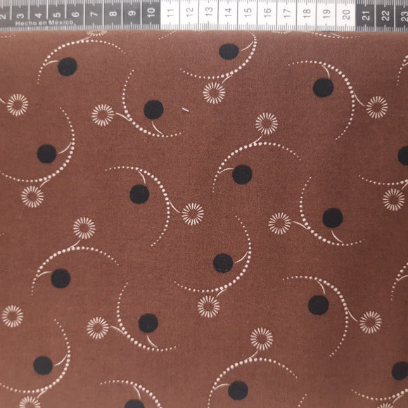 Patchwork stof, brun med svirvel blomster og prik.