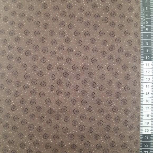 Patchwork stof,  mørk brun med små sole, prikker. farve 470