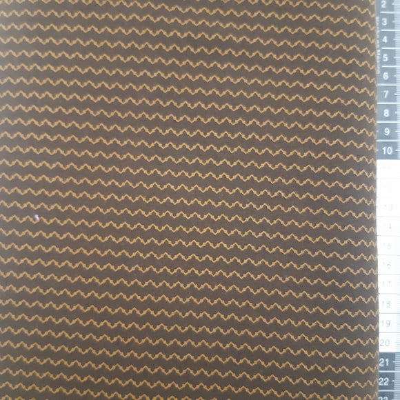 Patchwork stof, brun med zig zag striber.