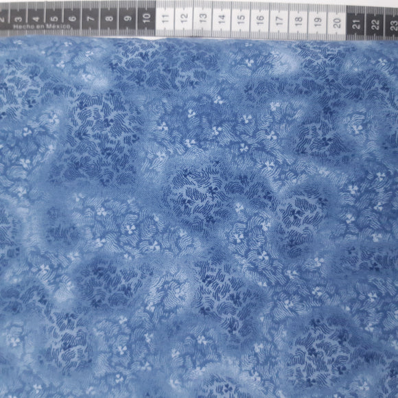 Patchwork stof, blå med flot gnider mønster.