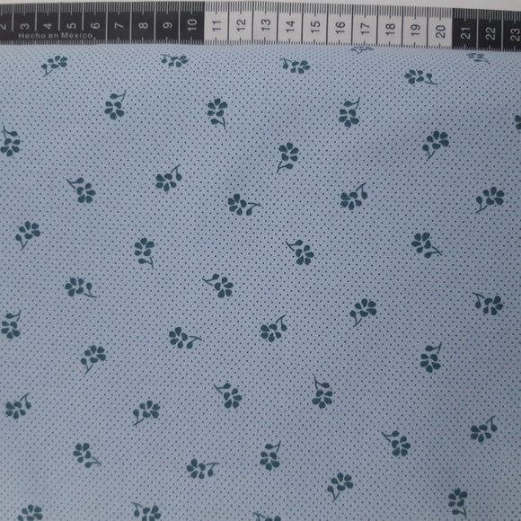 Patchwork stof, lyseblå med prikker blomster og bladranker.